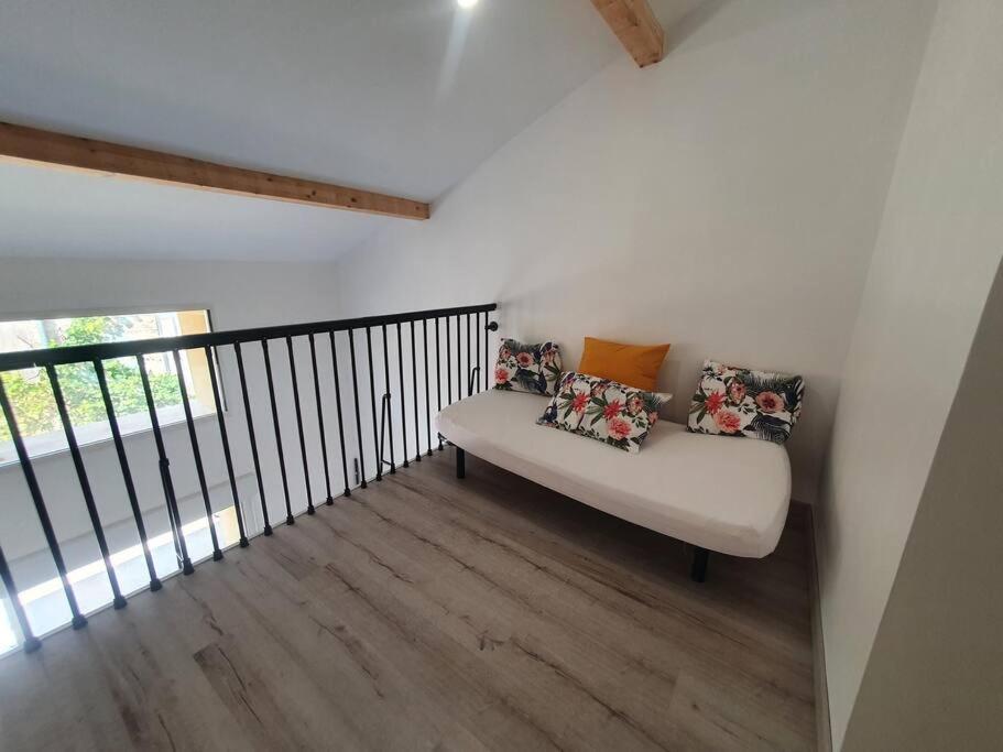 Zdjęcie z galerii obiektu Superbe appartement avec jacuzzi et jardin privés w mieście Lamarque
