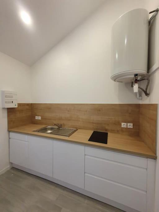 Zdjęcie z galerii obiektu Superbe appartement avec jacuzzi et jardin privés w mieście Lamarque