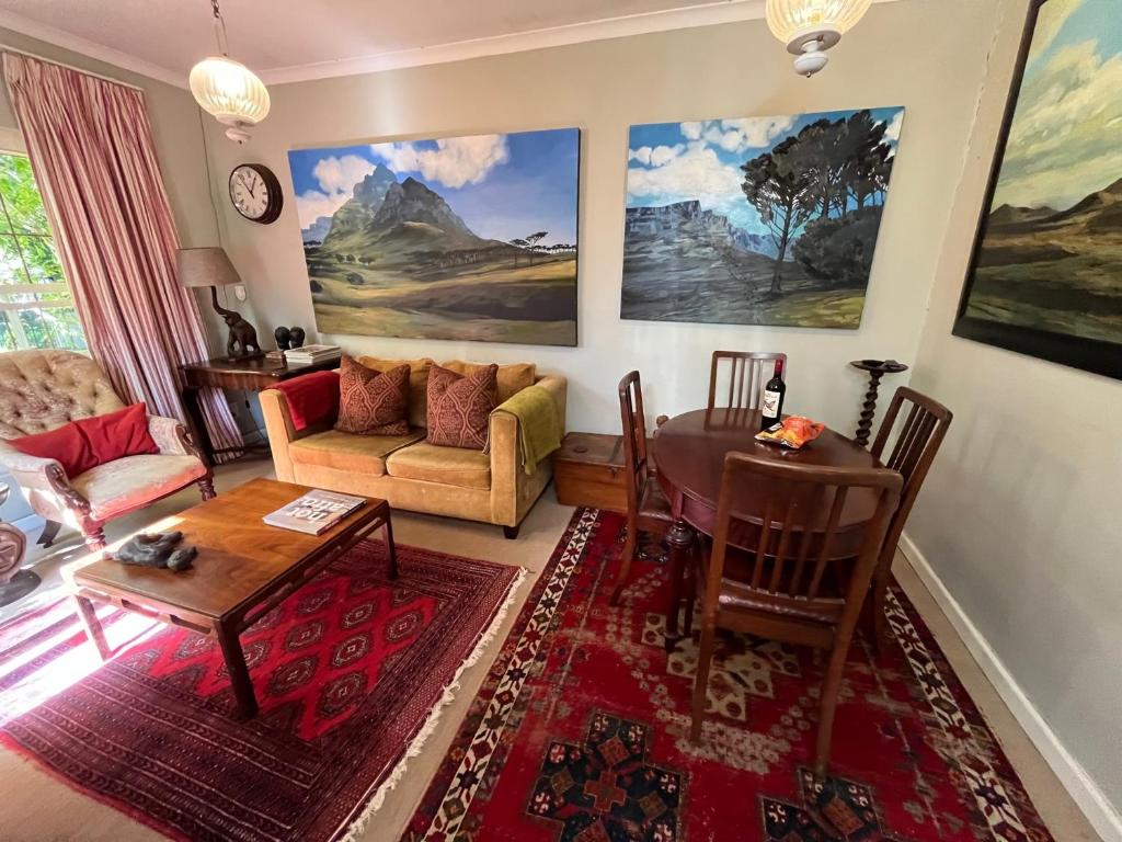 salon z kanapą i stołem w obiekcie Constantia Guest House w Kapsztadzie