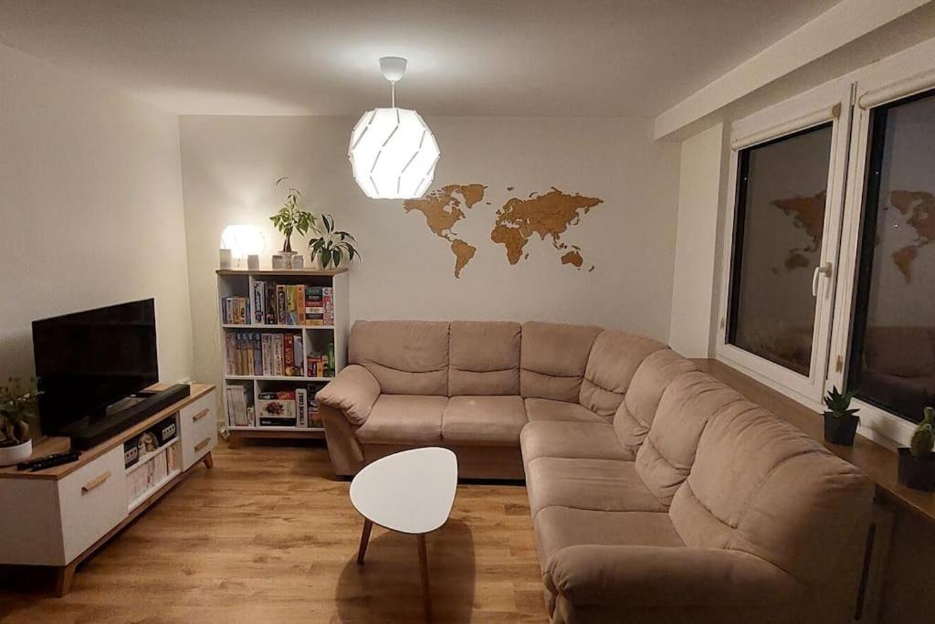 sala de estar con sofá y TV en Przytulne mieszkanie w Olkuszu/ Cosy apartment in Olkusz, en Olkusz