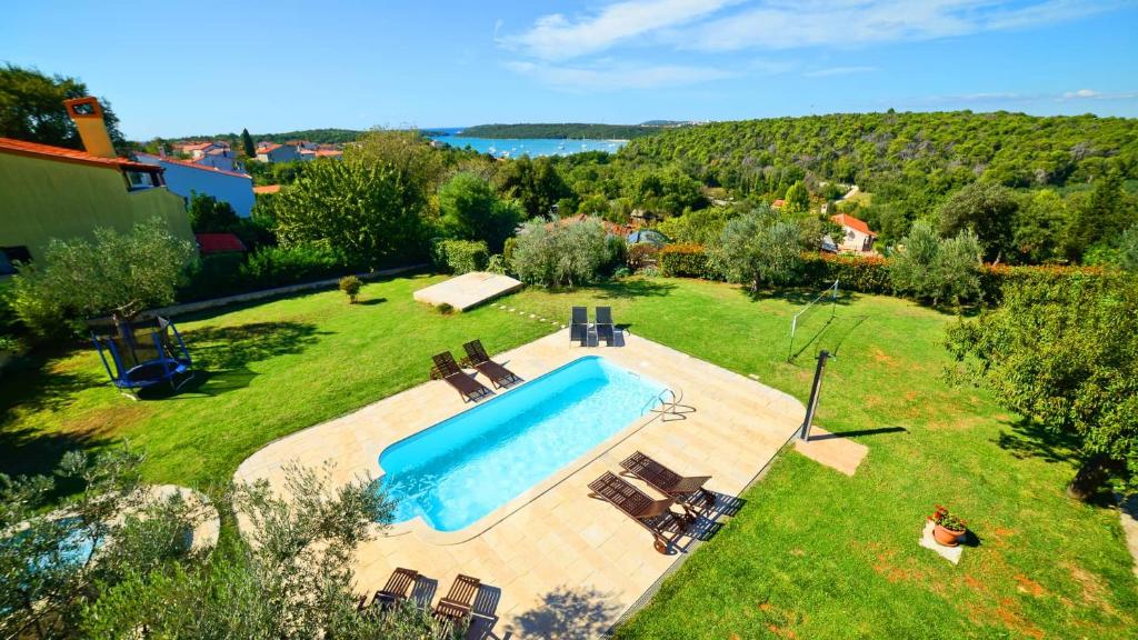 an aerial view of a backyard with a swimming pool at Apartment Fran in Banjole