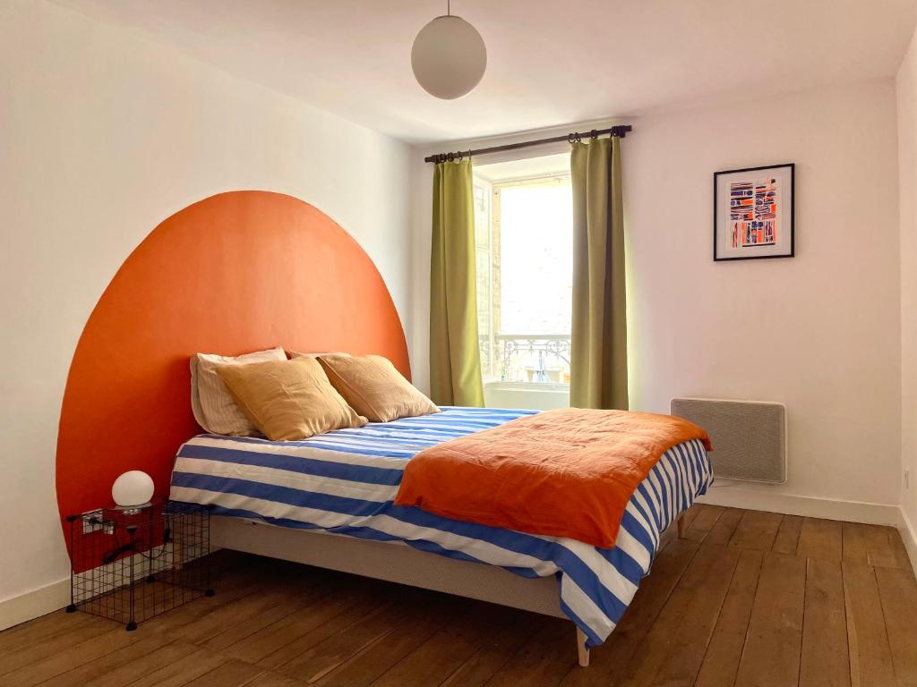Ліжко або ліжка в номері Auberge du Boisné