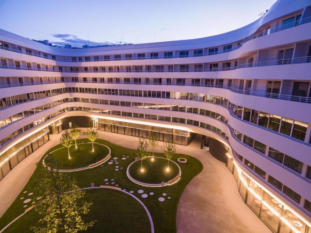 un gran edificio con un patio delante de él en Ovo Apartment Market Square Wroclaw, en Wroclaw