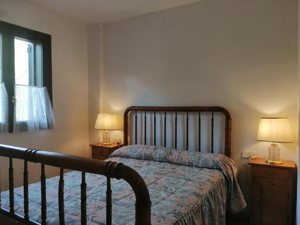 Ένα ή περισσότερα κρεβάτια σε δωμάτιο στο Apartamento con terraza y jardín Besiberri 1