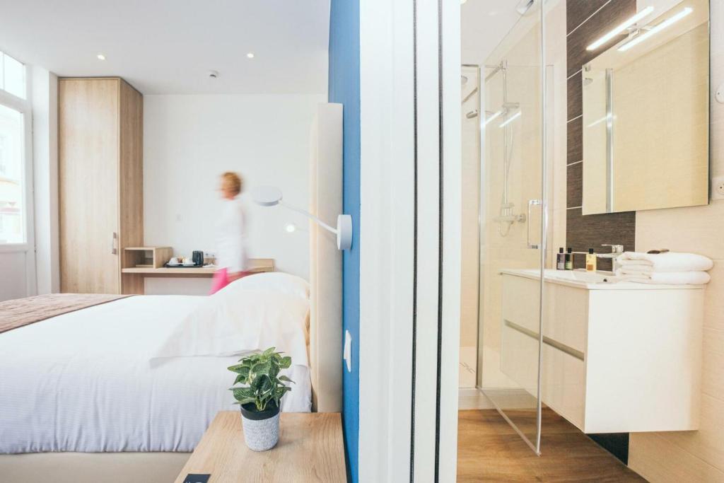 Postel nebo postele na pokoji v ubytování Hôtel Villa Des 2 Caps