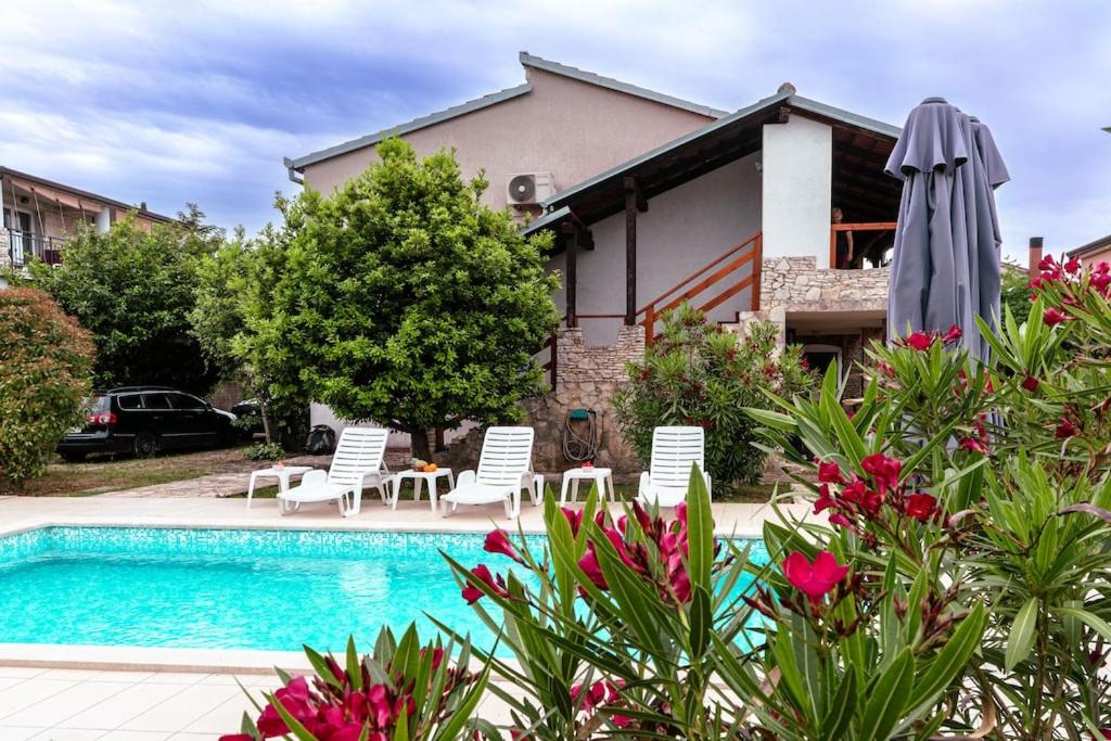 VILLA BIJOUX, Private pool, 500m to the sea and two apartments for two families