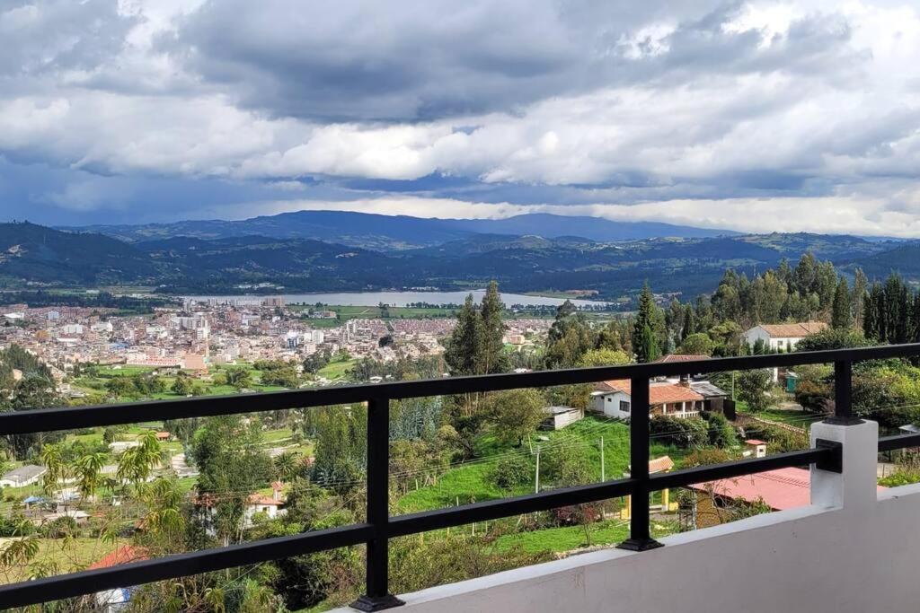 einen Blick auf die Stadt vom Balkon eines Hauses in der Unterkunft La Rosaleda 3 - Hermosa finca en Paipa in Paipa
