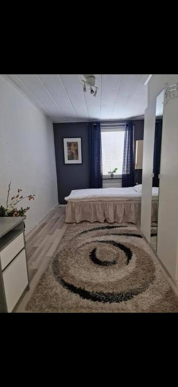 um quarto com uma cama e um tapete no chão em Comfy Cozy Room in beautiful home em Luleå