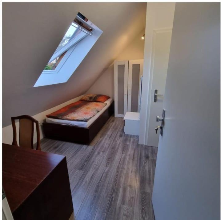 a attic room with a bed and a skylight at Monteur- und Messezimmer Jelinski Arpke in Lehrte