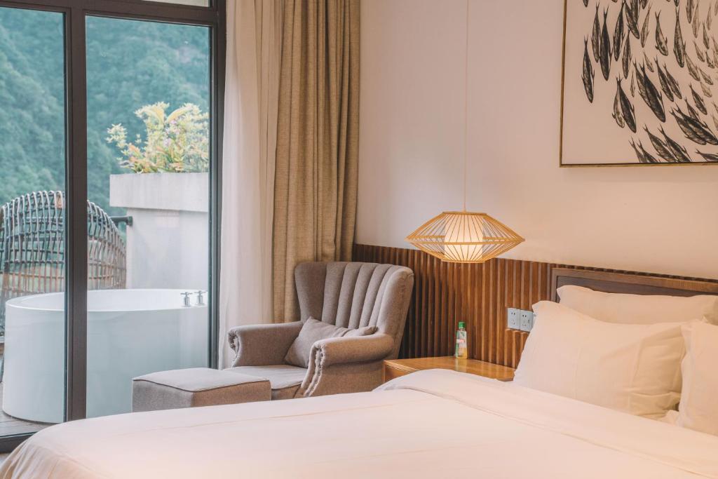 Postel nebo postele na pokoji v ubytování Zhangjiajie National Park Nvue Resorts