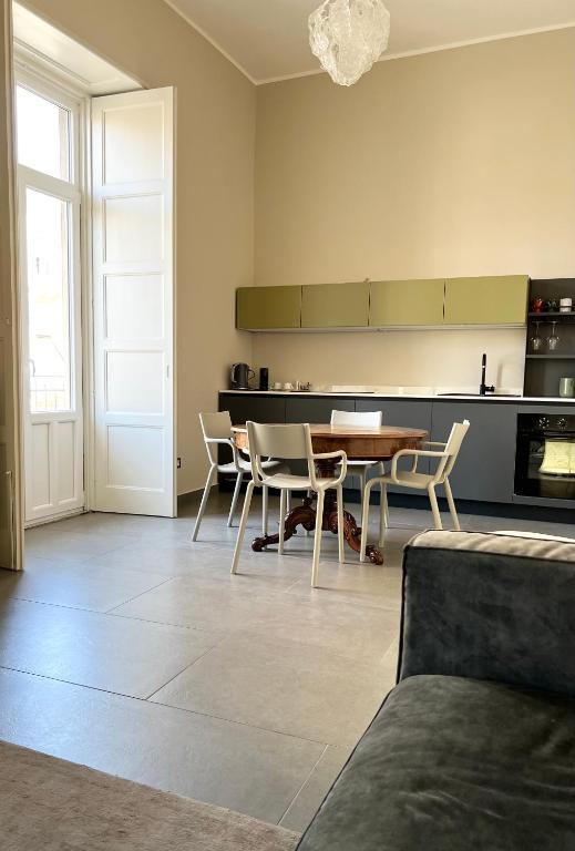 A kitchen or kitchenette at Catania Rooms