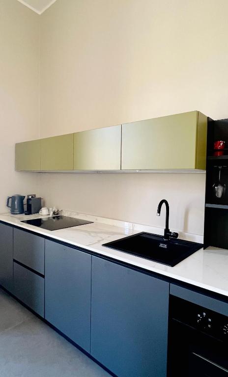 A kitchen or kitchenette at Catania Rooms