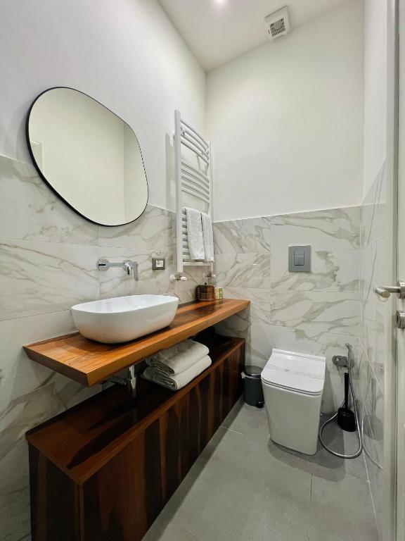 A bathroom at Catania Rooms