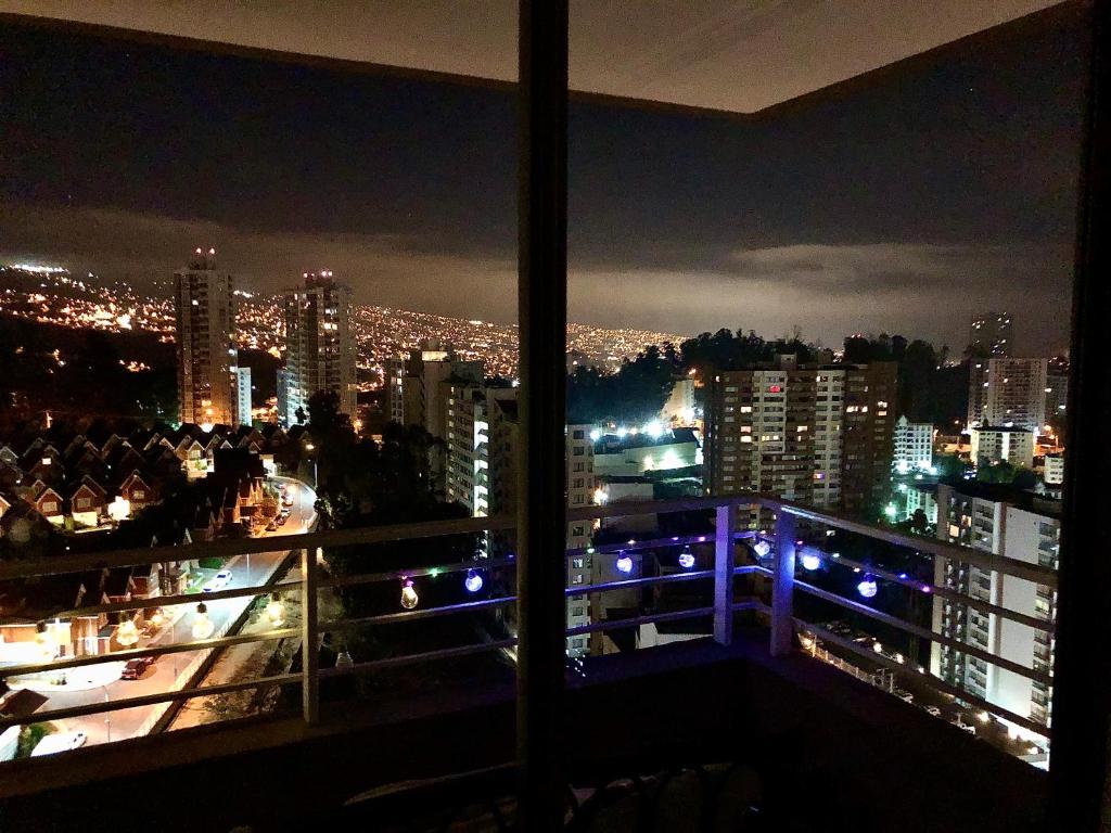 Departamento VIP vista al Mar y Ciudad في فالبارايسو: منظر على أفق المدينة في الليل