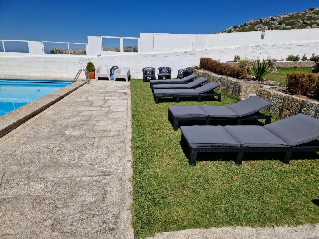 Bazén v ubytování CASA MAR DA LAXE nebo v jeho okolí