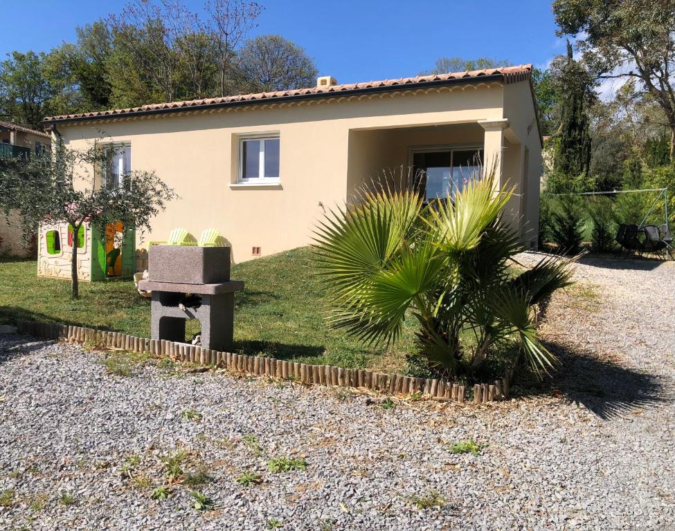 Κήπος έξω από το Gîte Aléria Ardèche