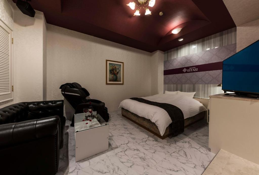 Postel nebo postele na pokoji v ubytování HOTEL ESTASI Adult only
