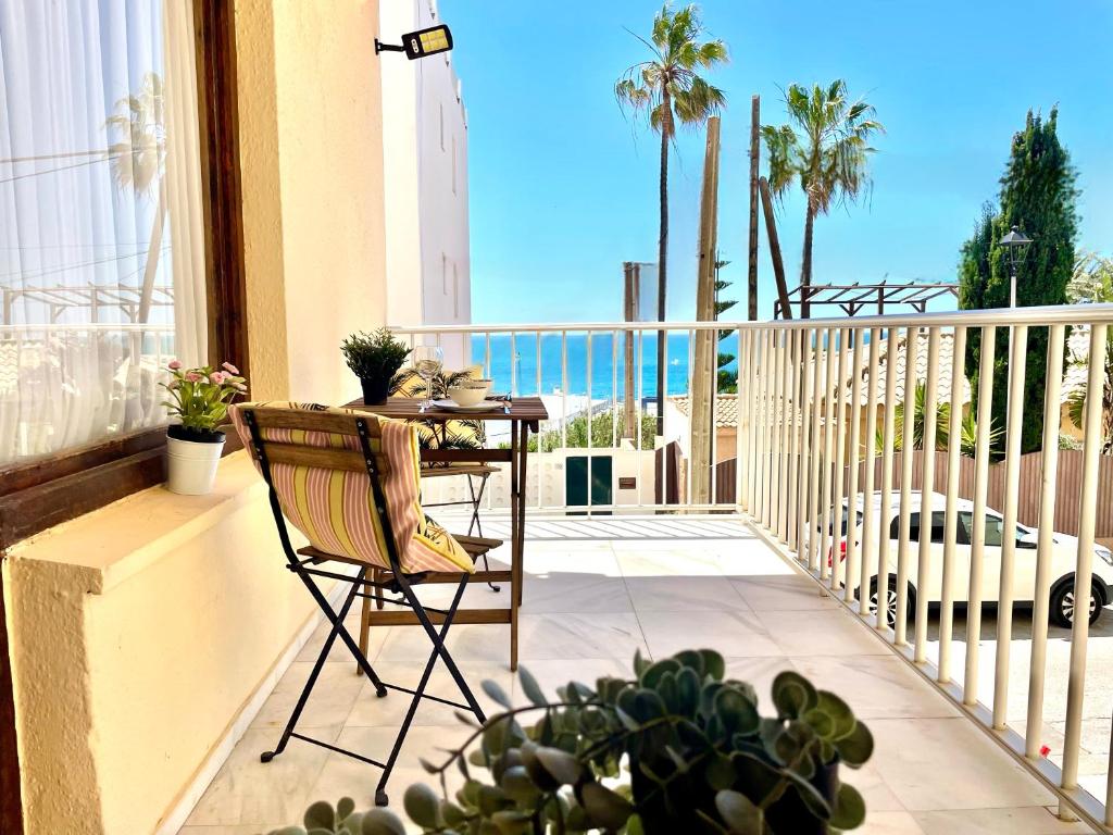 a balcony with a table and a view of the ocean at GATU Villa Cielo y Mar junto la playa, terraza , wifi y vista al mar in El Puerto de Santa María