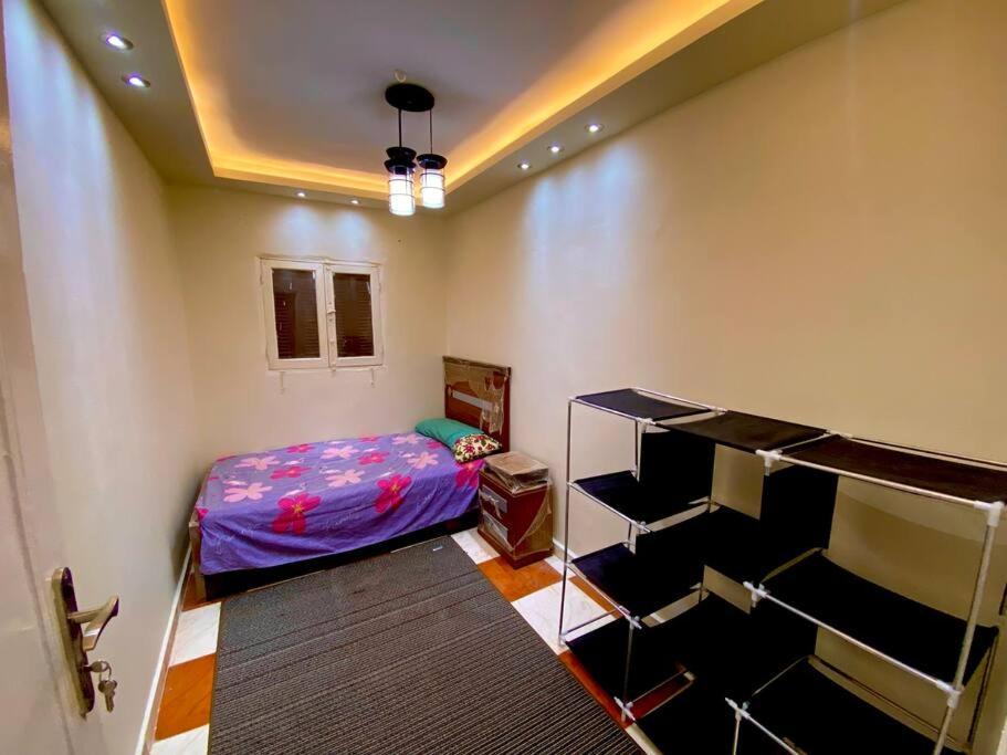 um quarto com uma cama e prateleiras em The Home em Fayoum