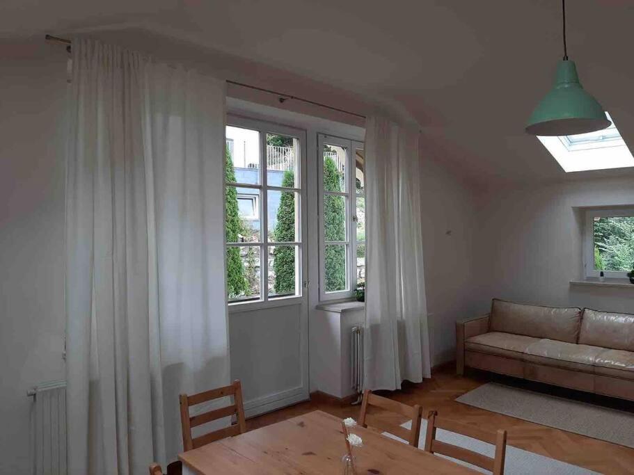 uma sala de estar com um sofá e uma mesa em Urlaub in der königlichen Villa em Berchtesgaden
