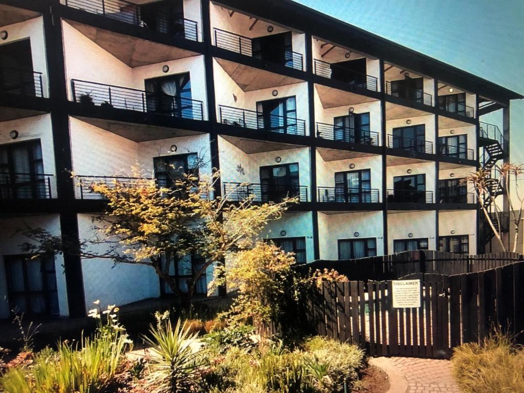 un condominio con balconi sul lato di 353 Maboneng on Craft a Johannesburg