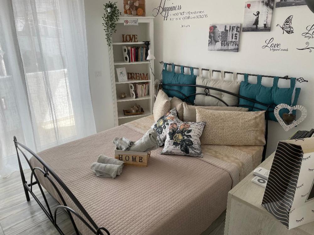 a bedroom with a bed with a blue headboard at B&B Thérèse 13 in Ginosa Marina
