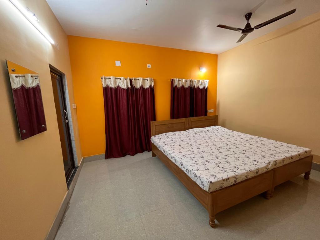 Postel nebo postele na pokoji v ubytování Shradharam Lodge