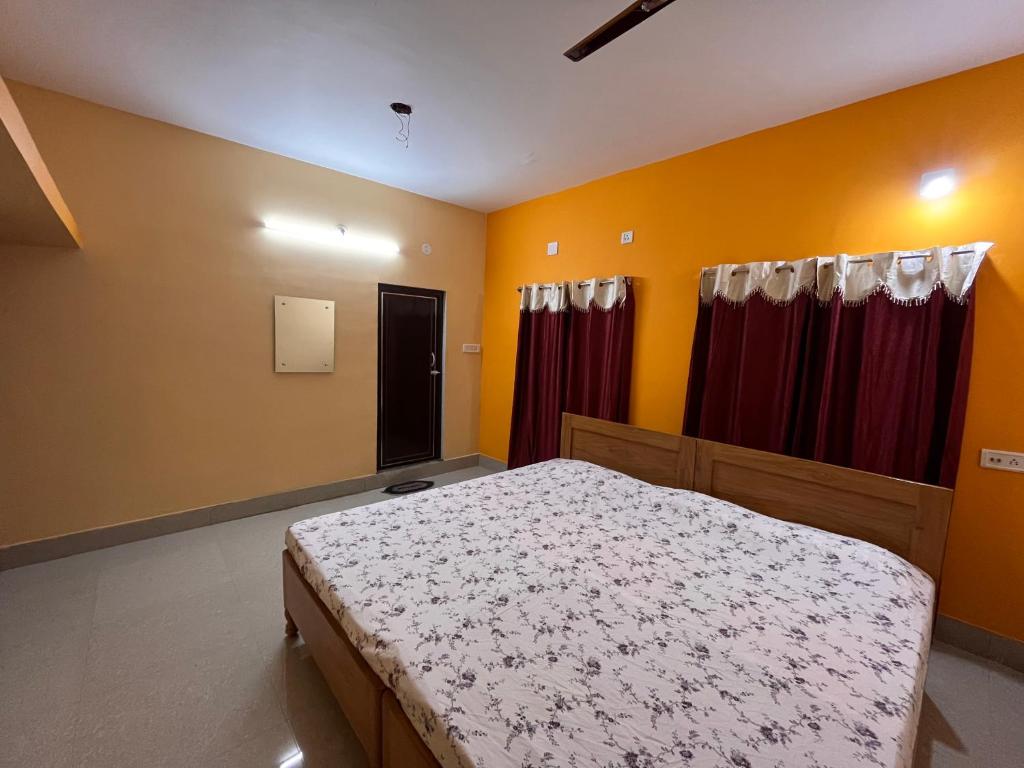 Postel nebo postele na pokoji v ubytování Shradharam Lodge