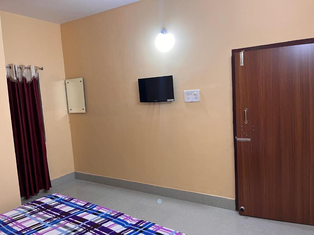 TV a/nebo společenská místnost v ubytování Shradharam Lodge