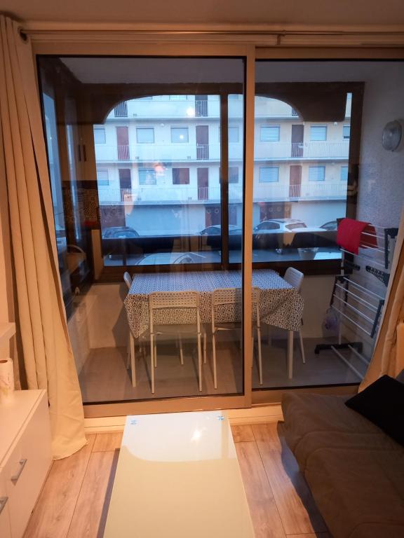 Część wypoczynkowa w obiekcie Appartement SAINT CYPRIEN Plage Résidence Les Mas de la Mer