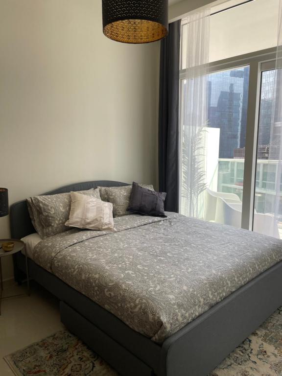 Postel nebo postele na pokoji v ubytování New Reva Hotel Apartment next Burj Khalifa