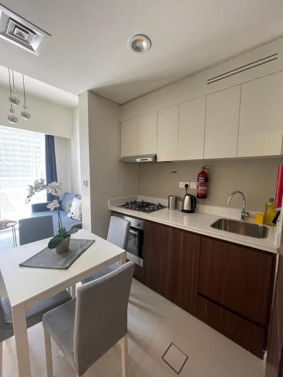 Kuchyň nebo kuchyňský kout v ubytování New Reva Hotel Apartment next Burj Khalifa