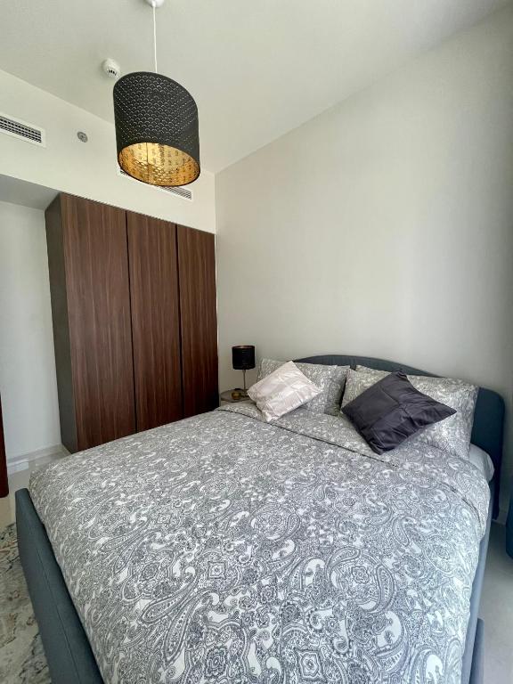 Postel nebo postele na pokoji v ubytování New Reva Hotel Apartment next Burj Khalifa