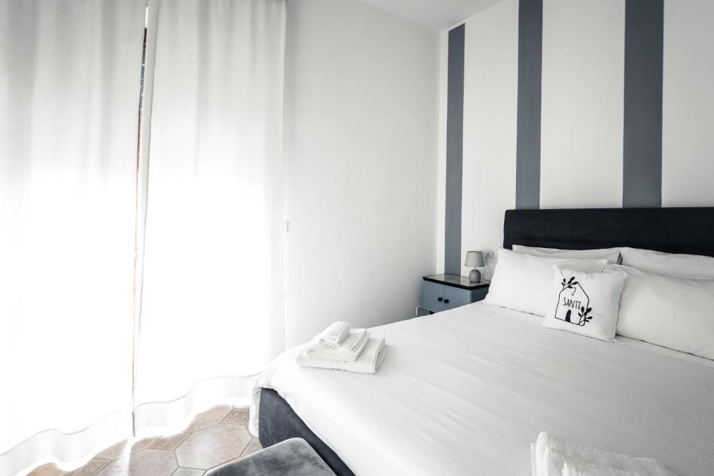 Postel nebo postele na pokoji v ubytování 2 Santi - Suite and Rooms