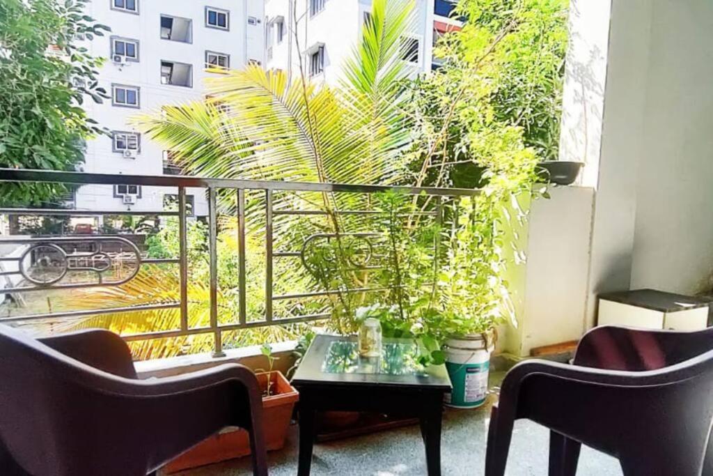 un balcon avec deux chaises et une table avec des plantes dans l'établissement 9 BHK Entire Building in KPHB with Free Parking, à Hyderabad