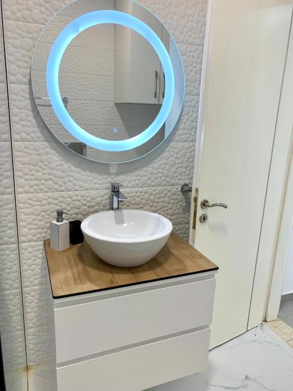 Loli Apartment Luxury white Residence - Imazhi 2