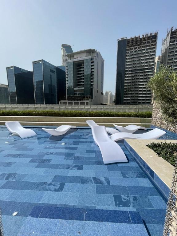 Bazén v ubytování New Reva Hotel Apartment next Burj Khalifa nebo v jeho okolí