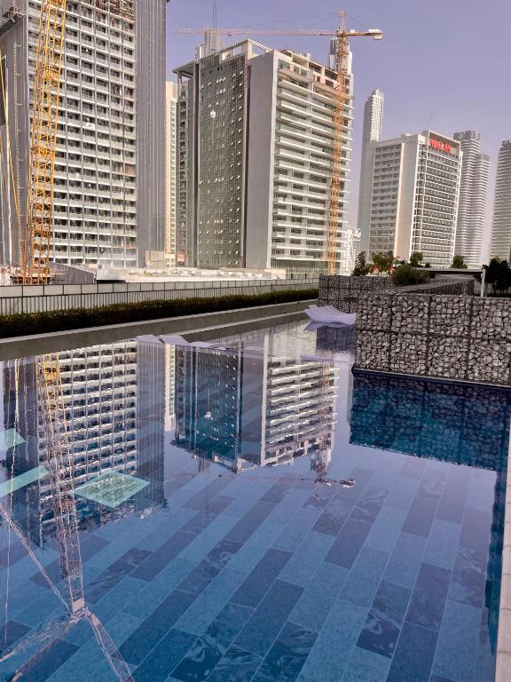 Bazén v ubytování New Reva Hotel Apartment next Burj Khalifa nebo v jeho okolí