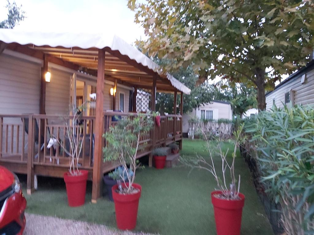 weranda z doniczkami przed domem w obiekcie Location mobile home 6 personnes a fréjus w Fréjus