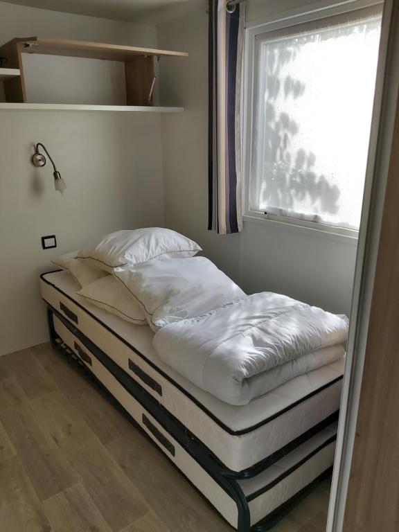 Posteľ alebo postele v izbe v ubytovaní Location mobile home 6 personnes a fréjus