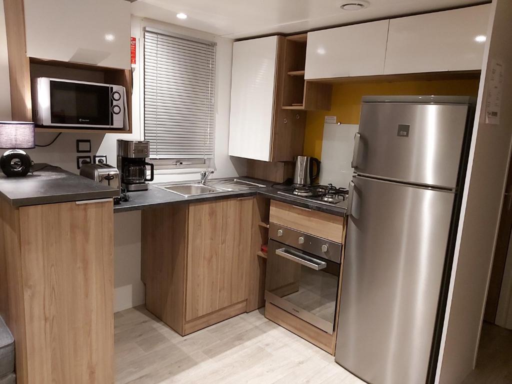 Kuchyňa alebo kuchynka v ubytovaní Location mobile home 6 personnes a fréjus