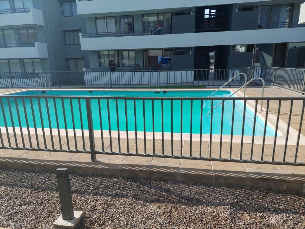 una piscina frente a un edificio en Hermoso departamento nuevo amoblado, en Arica