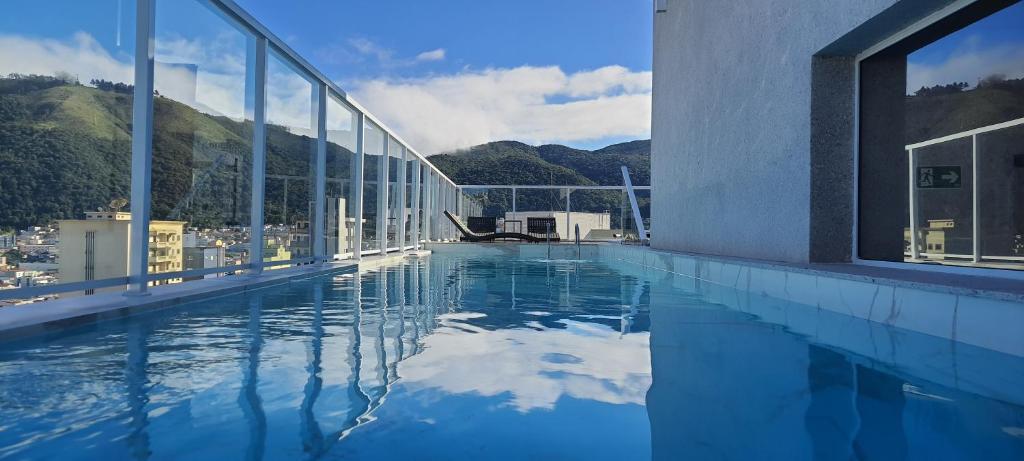 - une piscine avec vue sur la montagne dans l'établissement Ótimo Apto no Centro, perto de tudo!, à Poços de Caldas