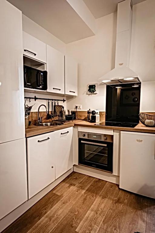 Kuchyňa alebo kuchynka v ubytovaní BELLE REINE - 3 APPARTEMENTS EN COEUR DE CENTRE-VILLE