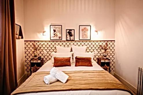Posteľ alebo postele v izbe v ubytovaní BELLE REINE - 3 APPARTEMENTS EN COEUR DE CENTRE-VILLE