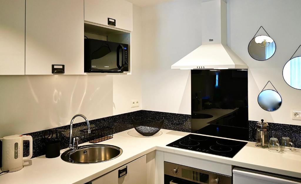 Kuchyňa alebo kuchynka v ubytovaní BELLE REINE - 3 APPARTEMENTS EN COEUR DE CENTRE-VILLE