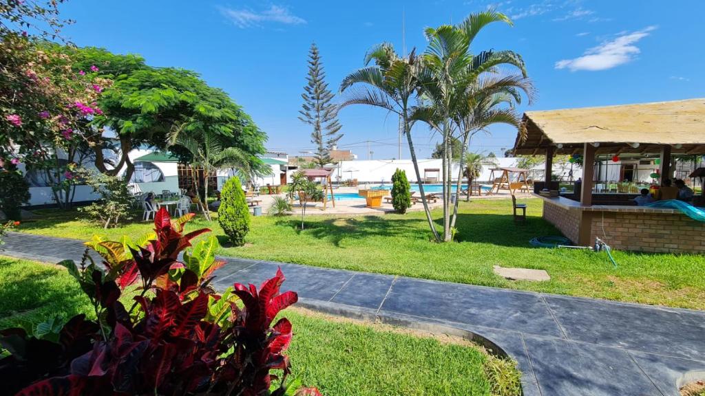 vista para o jardim de um resort em Hospedaje El Cascabel em Sunampe