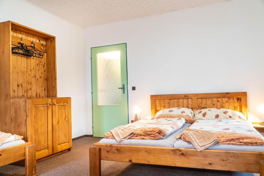 Postel nebo postele na pokoji v ubytování Penzion Jedlová hora