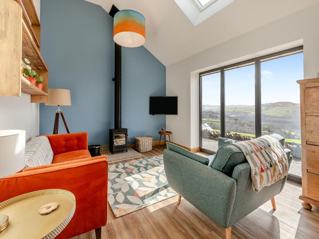 a living room with a couch and a chair at Kinder in Mellor