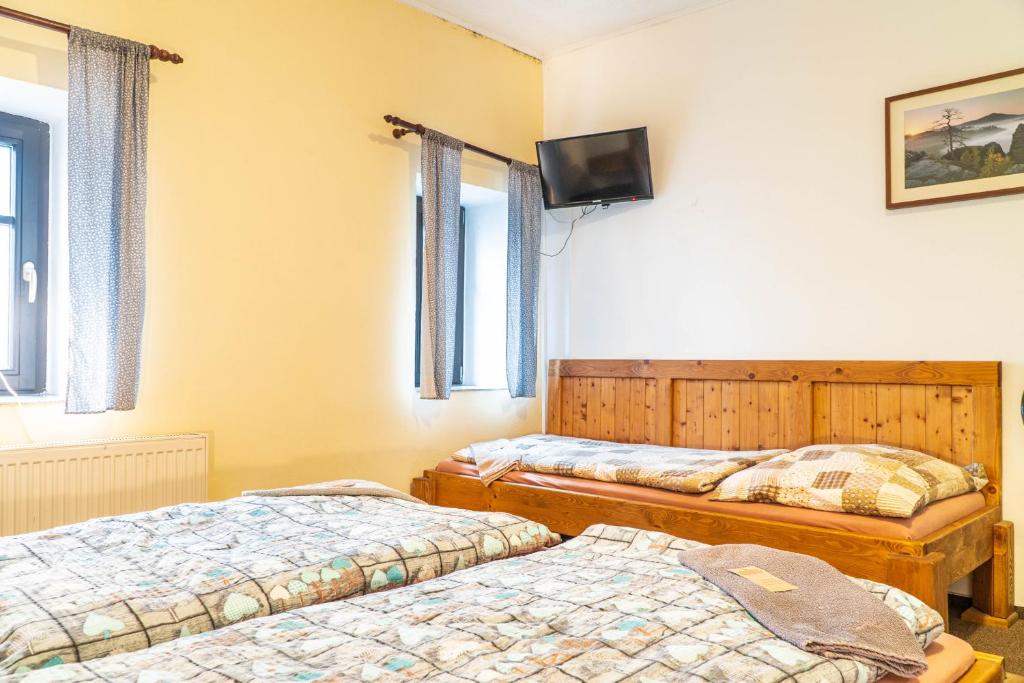Postel nebo postele na pokoji v ubytování Penzion Jedlová hora